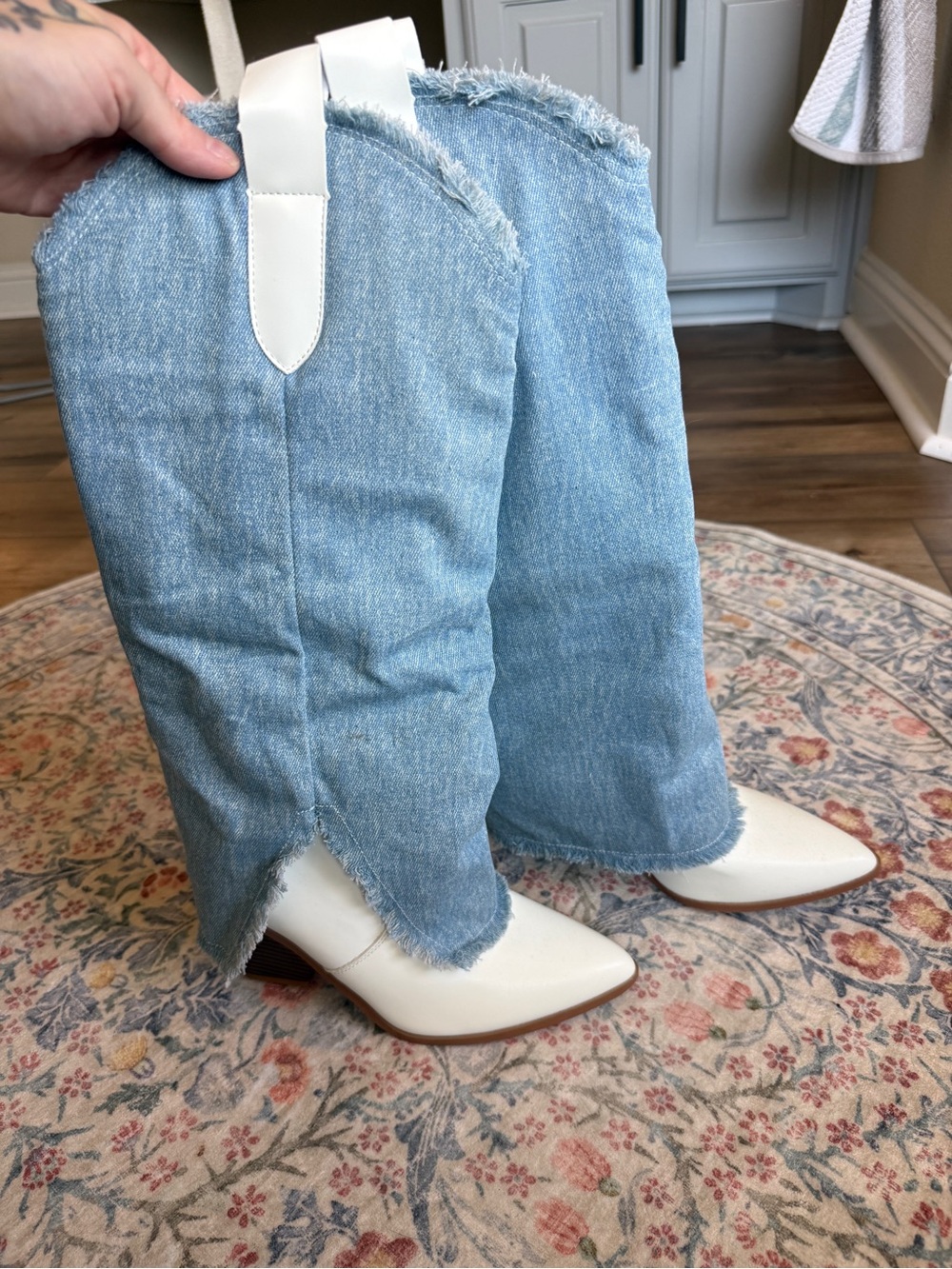 Women’s Light Blue Frayed Hem Jeans
